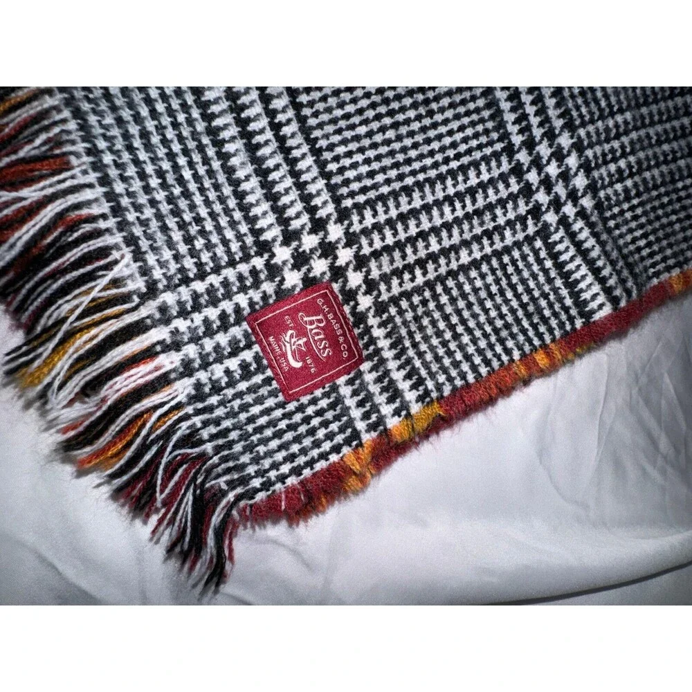 G.H. Bass‎ & Co Rectangle Scarf Women's Gray/Black Plaid Fringe Hem 100% Acrylic